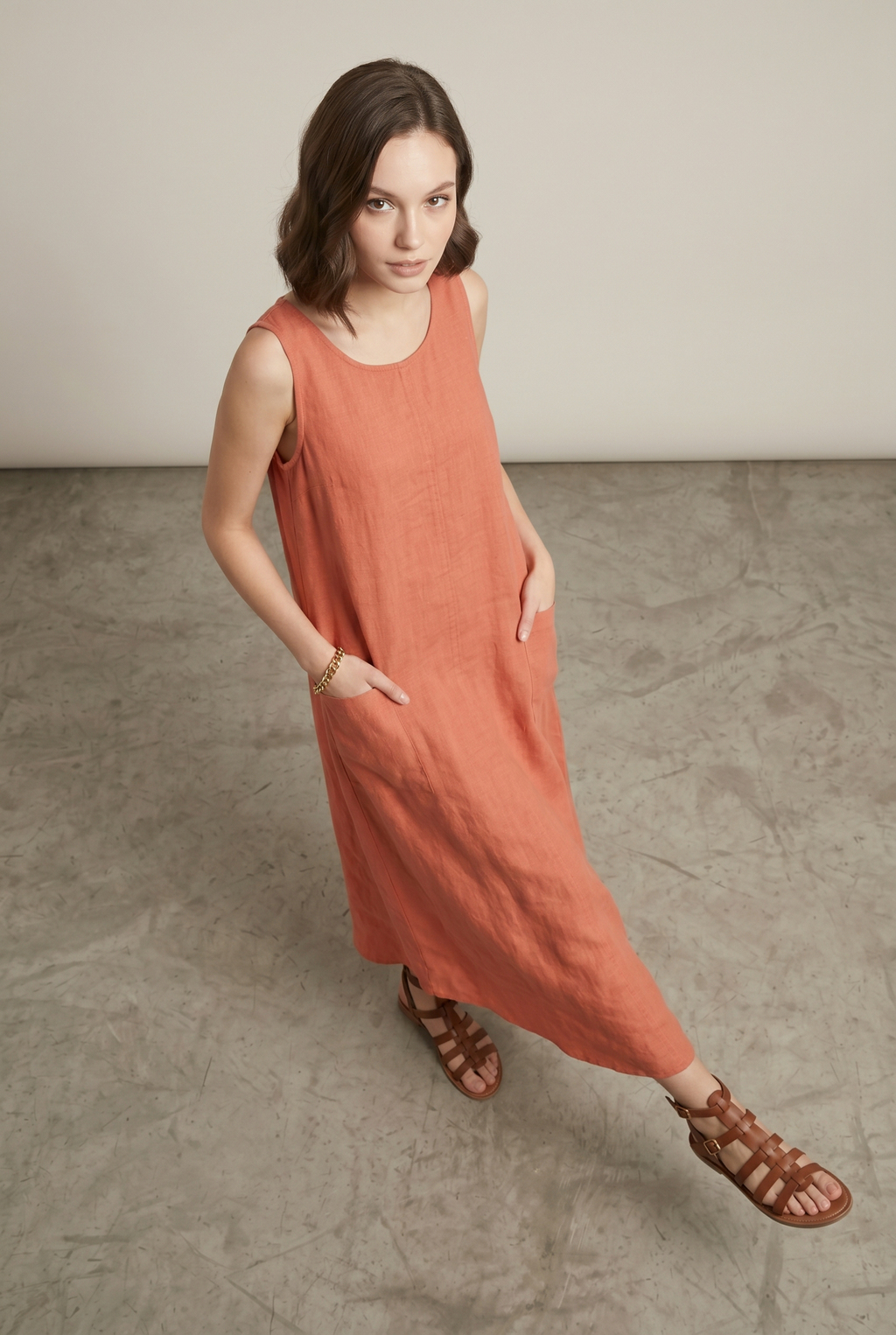 Abito Maxi Corallo con Tasche e Linea Fluida
